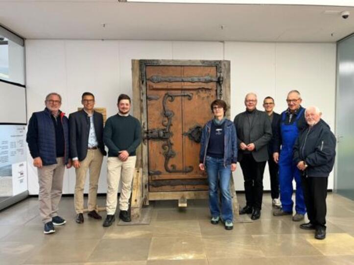 Gruppenbild vor der restaurierten Tür des Münzturms.