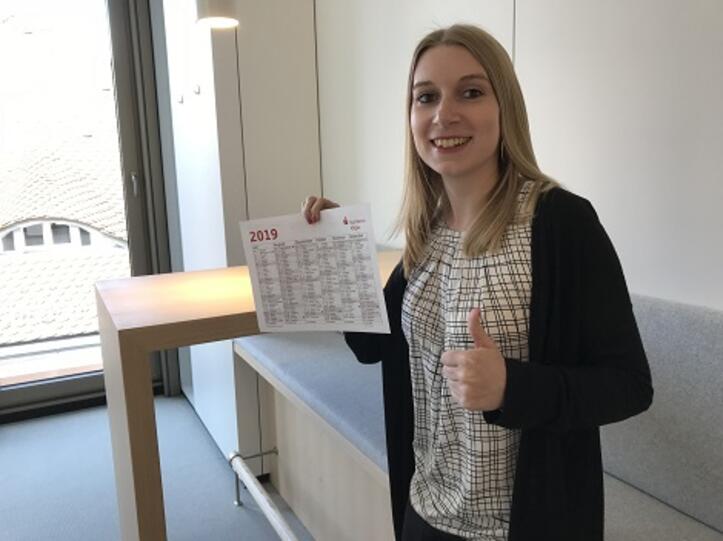 Sarah Müller mit dem Kalender 2019 der Sparkasse Allgäu