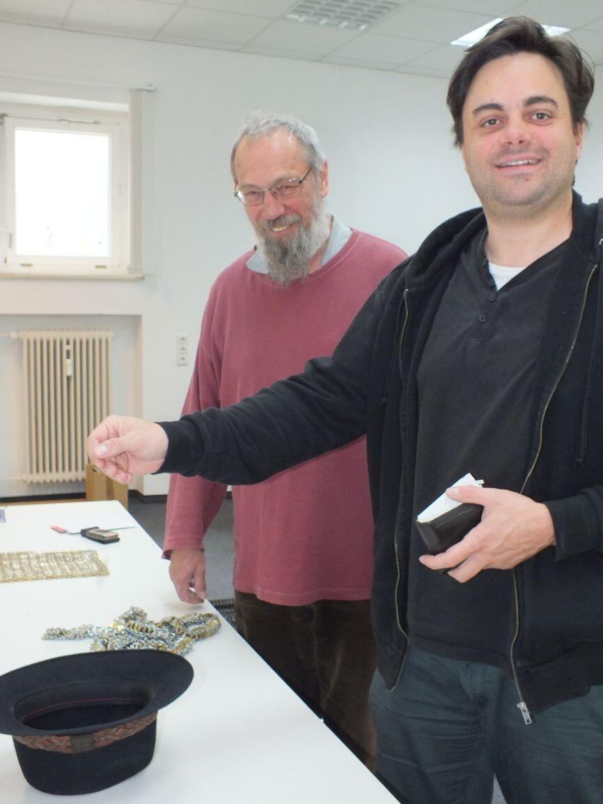 Guido Weggenmann (rechts) „spendet“ Münzen für das Projekt von Bernd Rummert