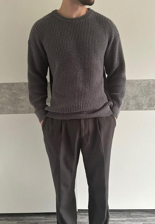 Strickpullover mit Anzughose