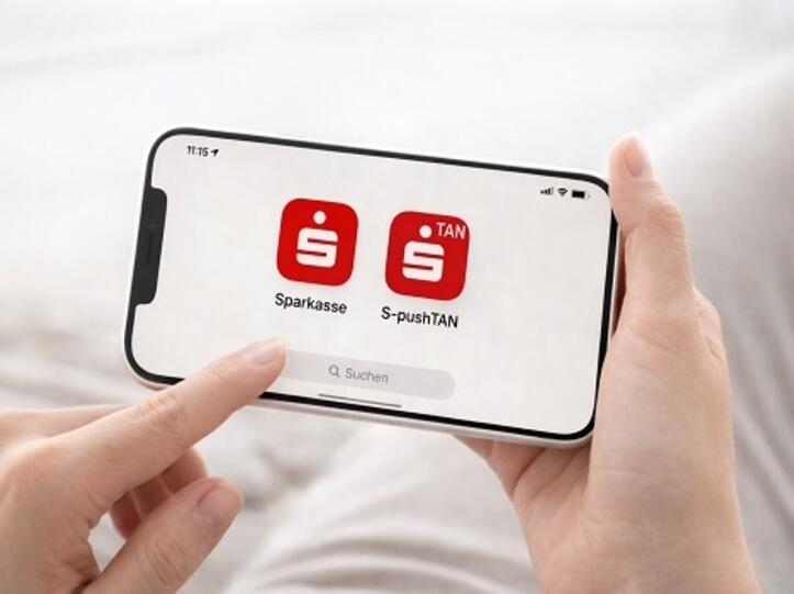 Handy quer, in der Hand, Sparkassen App und S-PushTAN App