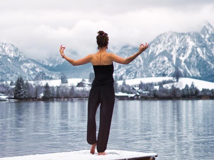 Bild_Yoga Frau auf Steg, Wasser, schneebedeckte Berge im Hintergrund