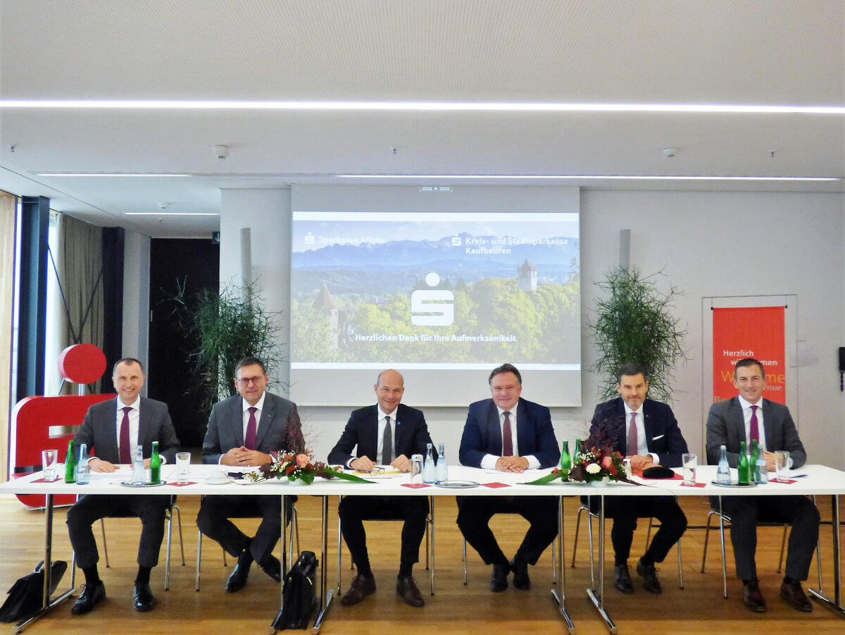 Kreis- und Stadtsparkasse Kaufbeuren und Sparkasse Allgäu stehen in ...