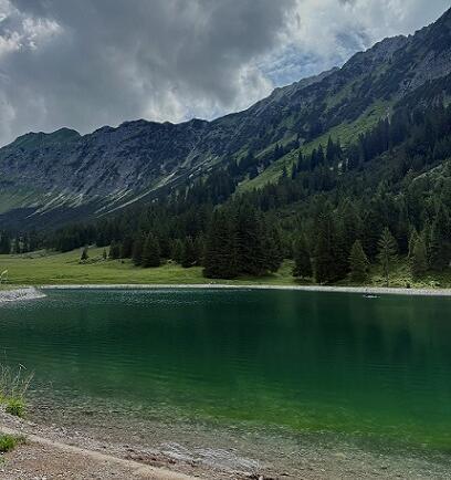 Blick auf den Seealpsee auf dem Weg zum Gipfel des Nebelhorns