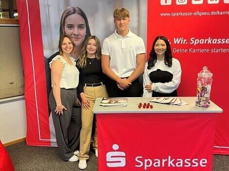 Natalie Kohl und die Azubis auf der Lehrstellenbörse letztes Jahr Lasst euch auf der 29. Kemptener Lehrstellenbörse verzaubern