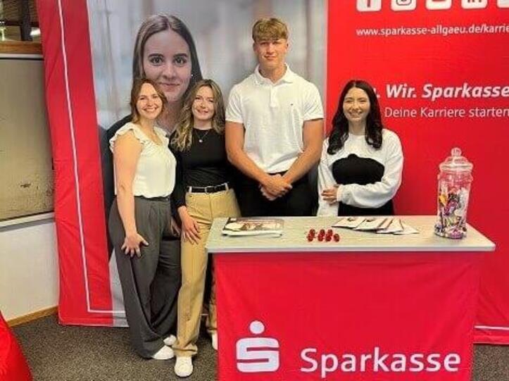 Natalie Kohl und die Azubis auf der Lehrstellenbörse letztes Jahr Natalie Kohl und die Azubis auf der Lehrstellenbörse letztes Jahr