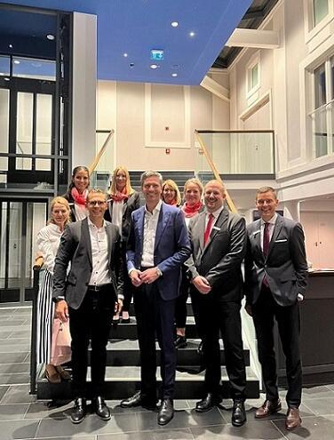 Gruppenbild mit dem Vorstandsmitglied Tobias Streifinger und Ingo Zamperoni